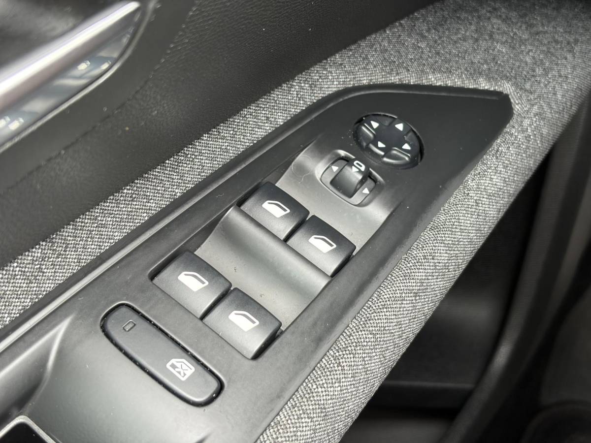 Peugeot 5008 Peugeot 5008 1.2 PureTech Active 1e Eigenaar,D-riem 12-2023,Trekhaak,7 Persoons,6 Bak,Carplay,Clima,Cruise,131pk,Pdc,Dealer Onderhouden,N.A.P,Apk tot 05-2027