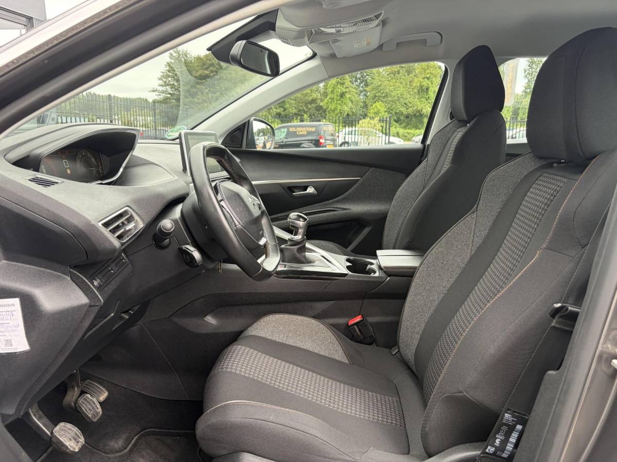 Peugeot 5008 Peugeot 5008 1.2 PureTech Active 1e Eigenaar,D-riem 12-2023,Trekhaak,7 Persoons,6 Bak,Carplay,Clima,Cruise,131pk,Pdc,Dealer Onderhouden,N.A.P,Apk tot 05-2027