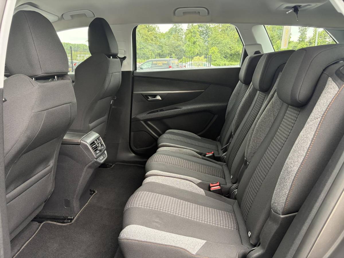 Peugeot 5008 Peugeot 5008 1.2 PureTech Active 1e Eigenaar,D-riem 12-2023,Trekhaak,7 Persoons,6 Bak,Carplay,Clima,Cruise,131pk,Pdc,Dealer Onderhouden,N.A.P,Apk tot 05-2027