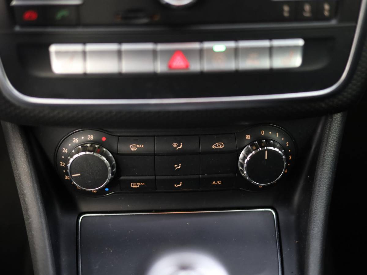 Mercedes-Benz A-Klasse Mercedes-Benz A-klasse 180 d Business Solution | Airco | Climate Control | Stoelverwarming | Cruise Control | Bluetooth | Navigatie |