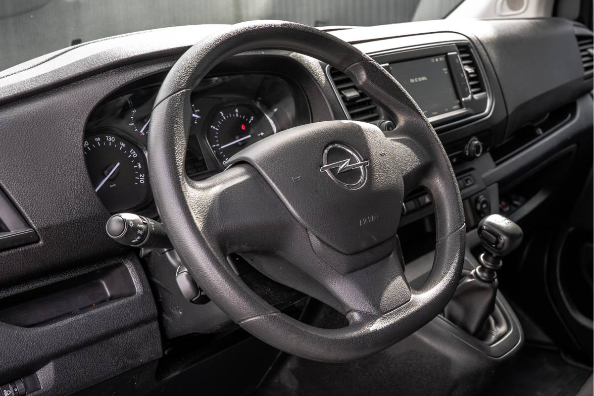 Opel Vivaro Opel Vivaro 1.5 | 3-Zits | 1e Eigenaar | Camera | Inrichting | Cruise | Airco | Trekhaak