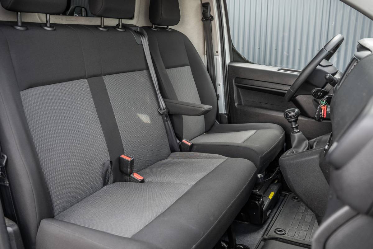 Opel Vivaro Opel Vivaro 1.5 | 3-Zits | 1e Eigenaar | Camera | Inrichting | Cruise | Airco | Trekhaak