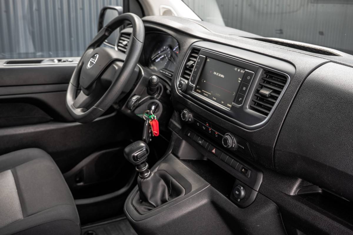 Opel Vivaro Opel Vivaro 1.5 | 3-Zits | 1e Eigenaar | Camera | Inrichting | Cruise | Airco | Trekhaak