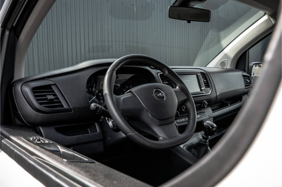 Opel Vivaro Opel Vivaro 1.5 | 3-Zits | 1e Eigenaar | Camera | Inrichting | Cruise | Airco | Trekhaak