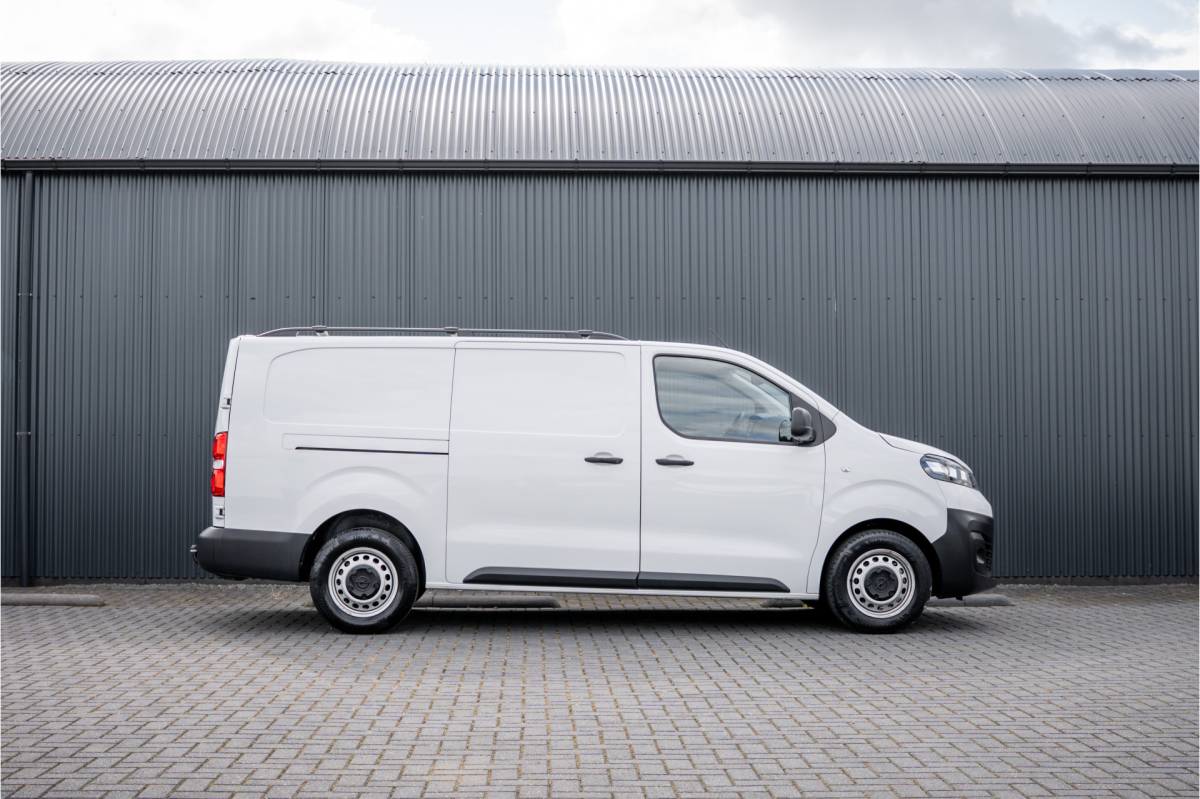 Opel Vivaro Opel Vivaro 1.5 | 3-Zits | 1e Eigenaar | Camera | Inrichting | Cruise | Airco | Trekhaak