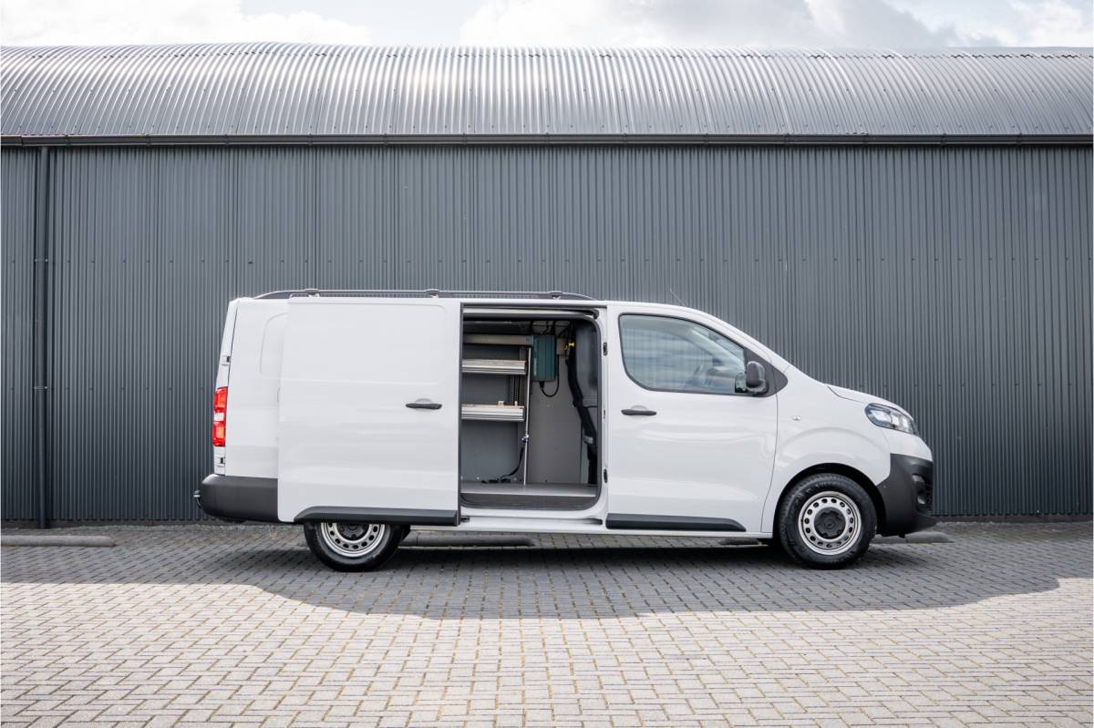 Opel Vivaro Opel Vivaro 1.5 | 3-Zits | 1e Eigenaar | Camera | Inrichting | Cruise | Airco | Trekhaak