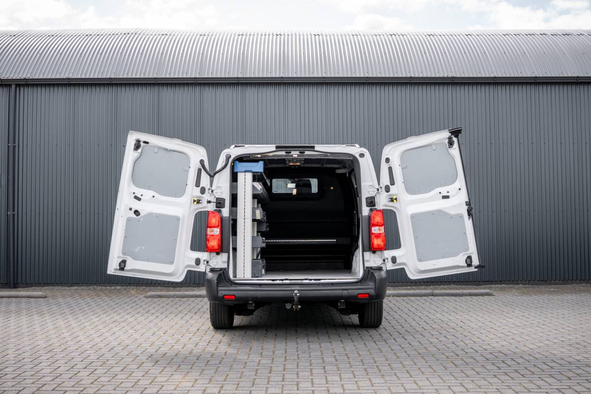 Opel Vivaro Opel Vivaro 1.5 | 3-Zits | 1e Eigenaar | Camera | Inrichting | Cruise | Airco | Trekhaak