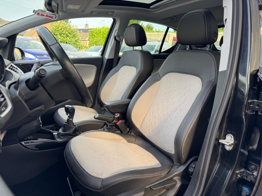 Opel Corsa Opel Corsa 1.0 TURBO OPC-line Panoramadak Trekhaak Stoelverwarming Carplay Stuurverw.