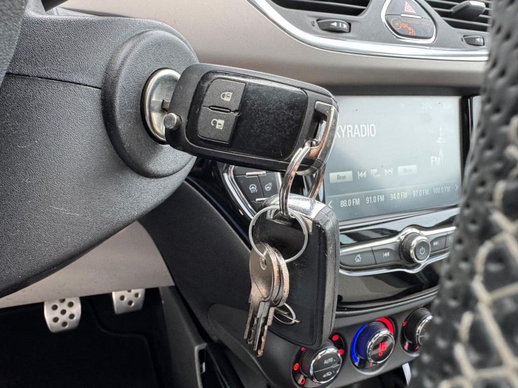 Opel Corsa Opel Corsa 1.0 TURBO OPC-line Panoramadak Trekhaak Stoelverwarming Carplay Stuurverw.