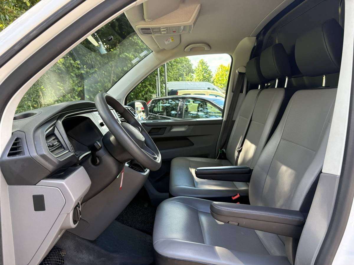 Volkswagen Transporter Volkswagen TRANSPORTER 2.0 TDI L2H1 150PK!|DSG Automaat|airco|achteruitrijcamera|apple carplay|drie zitplaatse