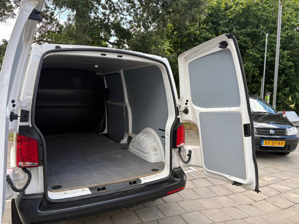 Volkswagen Transporter Volkswagen TRANSPORTER 2.0 TDI L2H1 150PK!|DSG Automaat|airco|achteruitrijcamera|apple carplay|drie zitplaatse