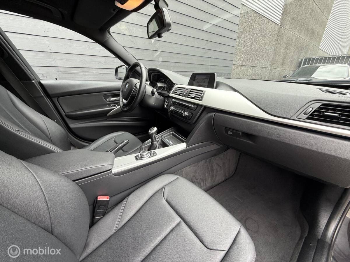 BMW 3 Serie BMW 3-serie Touring 318d High Executive Leder/Navi/Cruise
