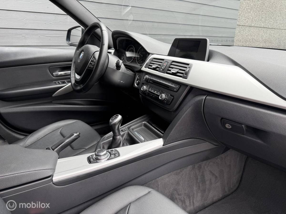 BMW 3 Serie BMW 3-serie Touring 318d High Executive Leder/Navi/Cruise