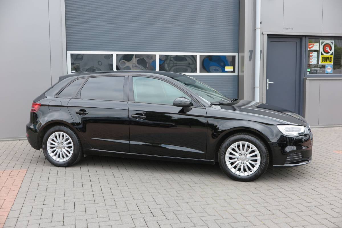 Audi A3 Audi A3 Sportback 1.4 TFSI CoD 110kw 150PK S-tronic Xenon ,Trekhaak , LMV, Stuurwiel multifunctioneel, etc. APK tot 05-2027