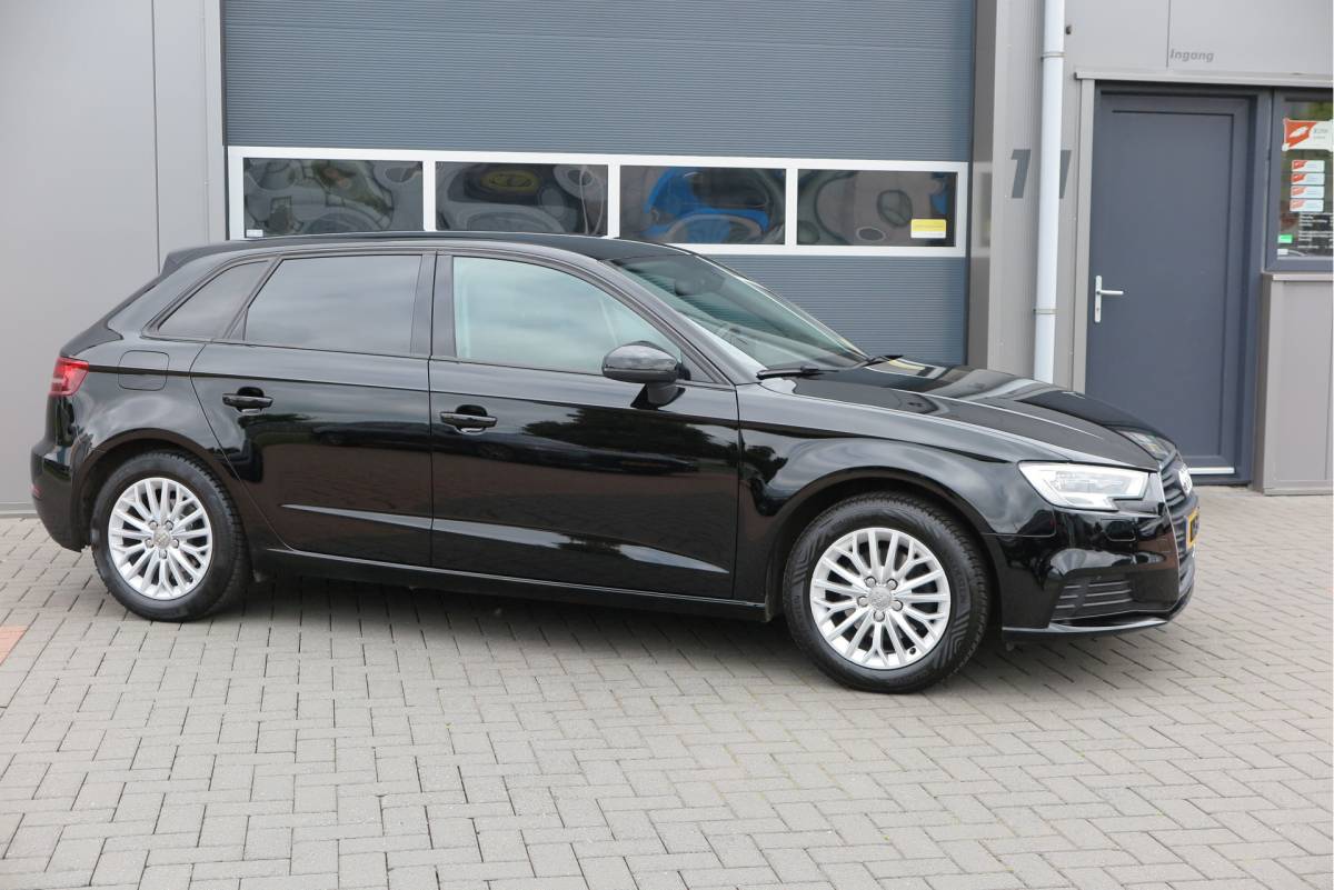 Audi A3 Audi A3 Sportback 1.4 TFSI CoD 110kw 150PK S-tronic Xenon ,Trekhaak , LMV, Stuurwiel multifunctioneel, etc. APK tot 05-2027