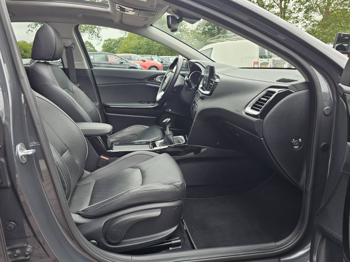 Kia Ceed Kia Ceed 1.4 T-GDi ExecutiveLine | Navi | Pano | Trekhaak | Leer | Stoelverwarming | Keyless | Elek. stoelen |