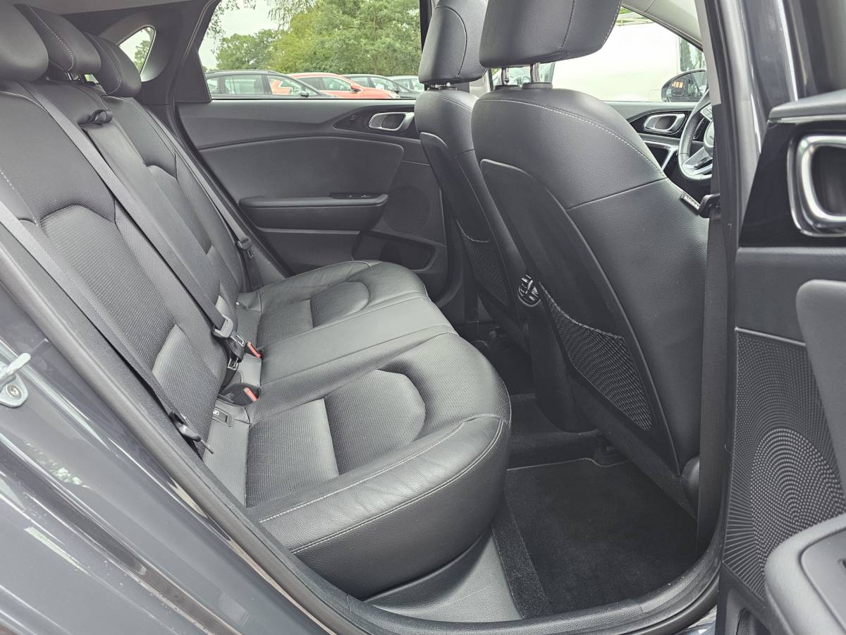 Kia Ceed Kia Ceed 1.4 T-GDi ExecutiveLine | Navi | Pano | Trekhaak | Leer | Stoelverwarming | Keyless | Elek. stoelen |