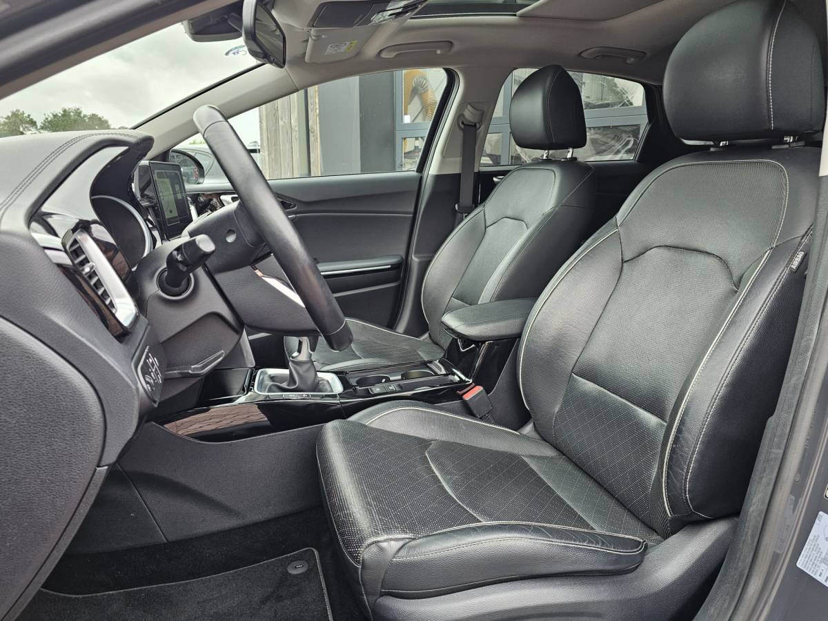 Kia Ceed Kia Ceed 1.4 T-GDi ExecutiveLine | Navi | Pano | Trekhaak | Leer | Stoelverwarming | Keyless | Elek. stoelen |
