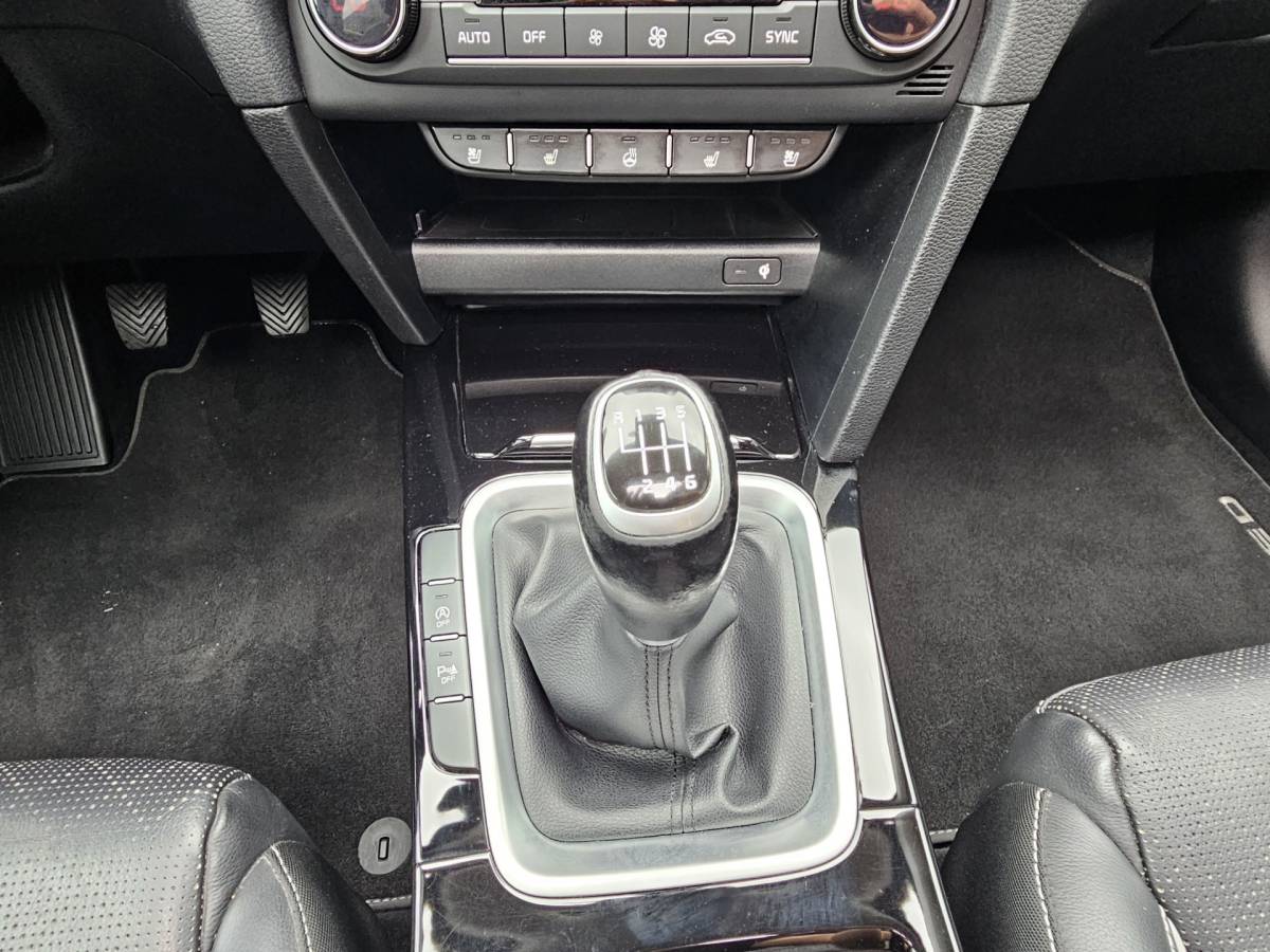 Kia Ceed Kia Ceed 1.4 T-GDi ExecutiveLine | Navi | Pano | Trekhaak | Leer | Stoelverwarming | Keyless | Elek. stoelen |