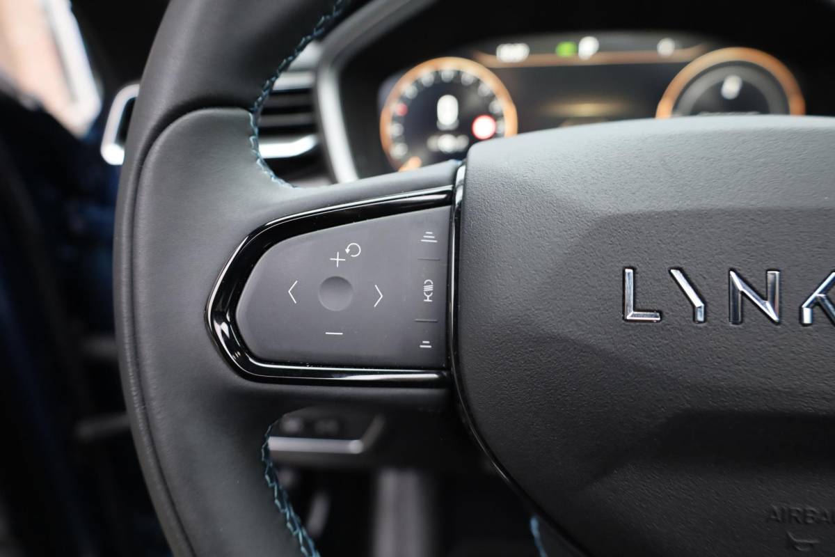 Lynk & Co 01 Lynk & Co 01 1.5 MY23! ZWARTE-HEMEL ROLHOES MY23 360-CAMERA PANO/SCHUIF INFINITY DAB NAVI CARPLAY STOELVERWARMING ELEK.ACHTERKLEP 20″LMV