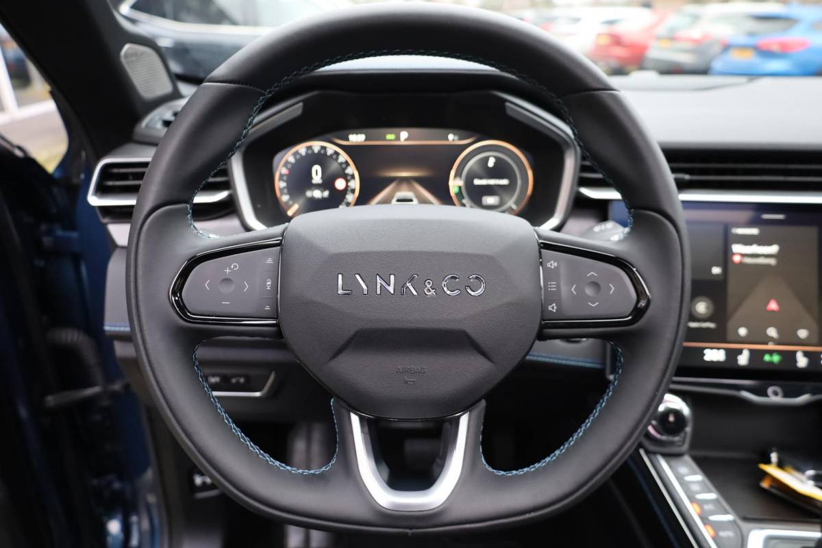 Lynk & Co 01 Lynk & Co 01 1.5 MY23! ZWARTE-HEMEL ROLHOES MY23 360-CAMERA PANO/SCHUIF INFINITY DAB NAVI CARPLAY STOELVERWARMING ELEK.ACHTERKLEP 20″LMV