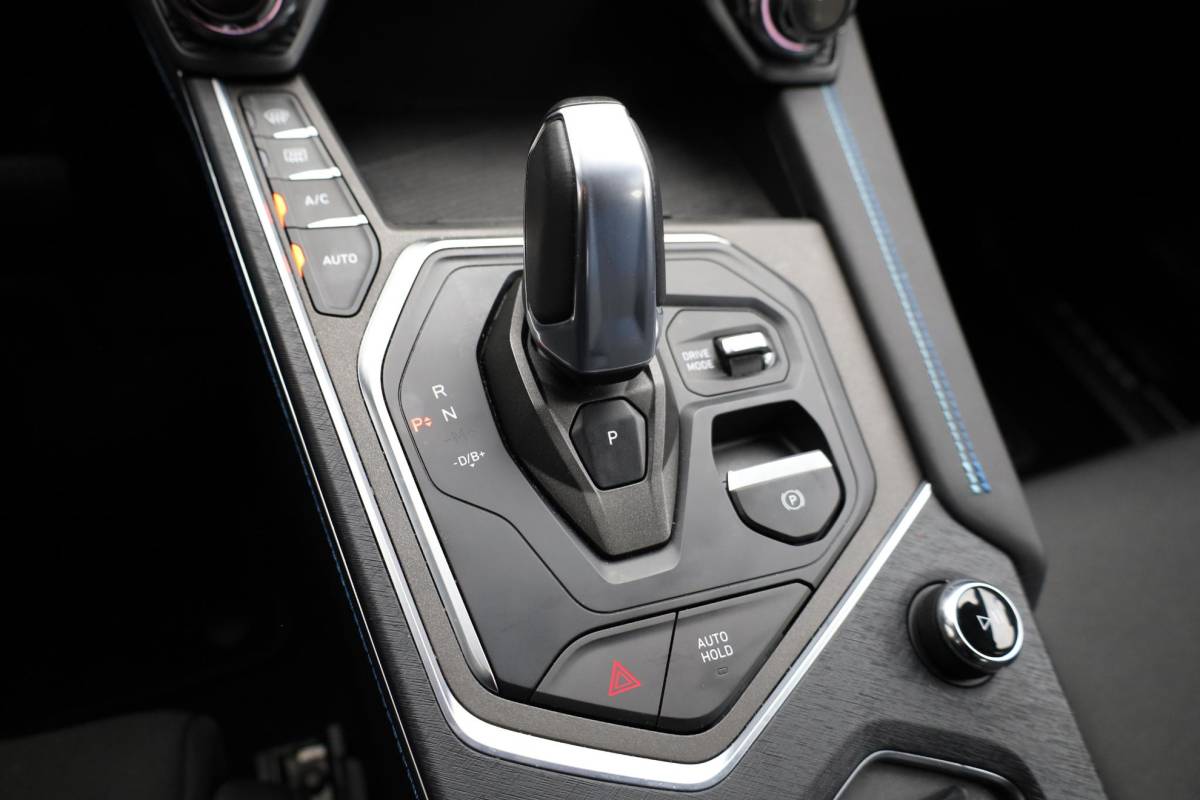 Lynk & Co 01 Lynk & Co 01 1.5 MY23! ZWARTE-HEMEL ROLHOES MY23 360-CAMERA PANO/SCHUIF INFINITY DAB NAVI CARPLAY STOELVERWARMING ELEK.ACHTERKLEP 20″LMV