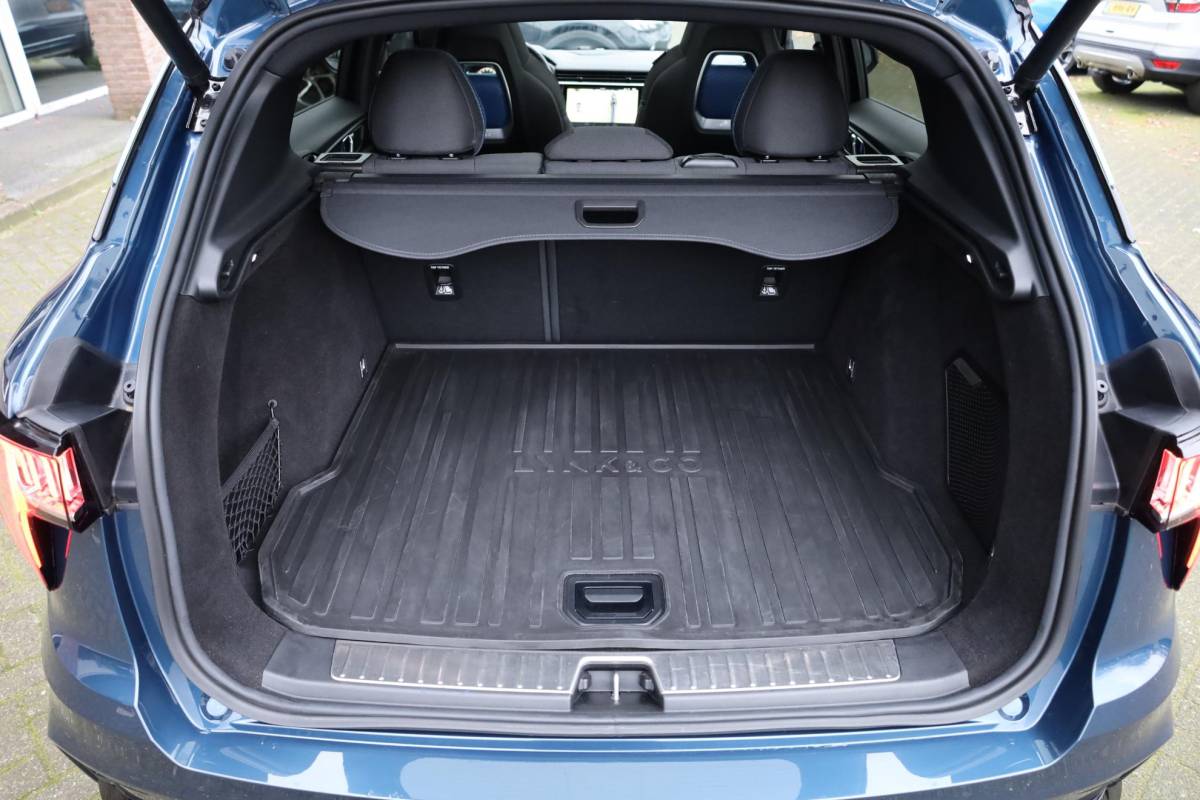 Lynk & Co 01 Lynk & Co 01 1.5 MY23! ZWARTE-HEMEL ROLHOES MY23 360-CAMERA PANO/SCHUIF INFINITY DAB NAVI CARPLAY STOELVERWARMING ELEK.ACHTERKLEP 20″LMV