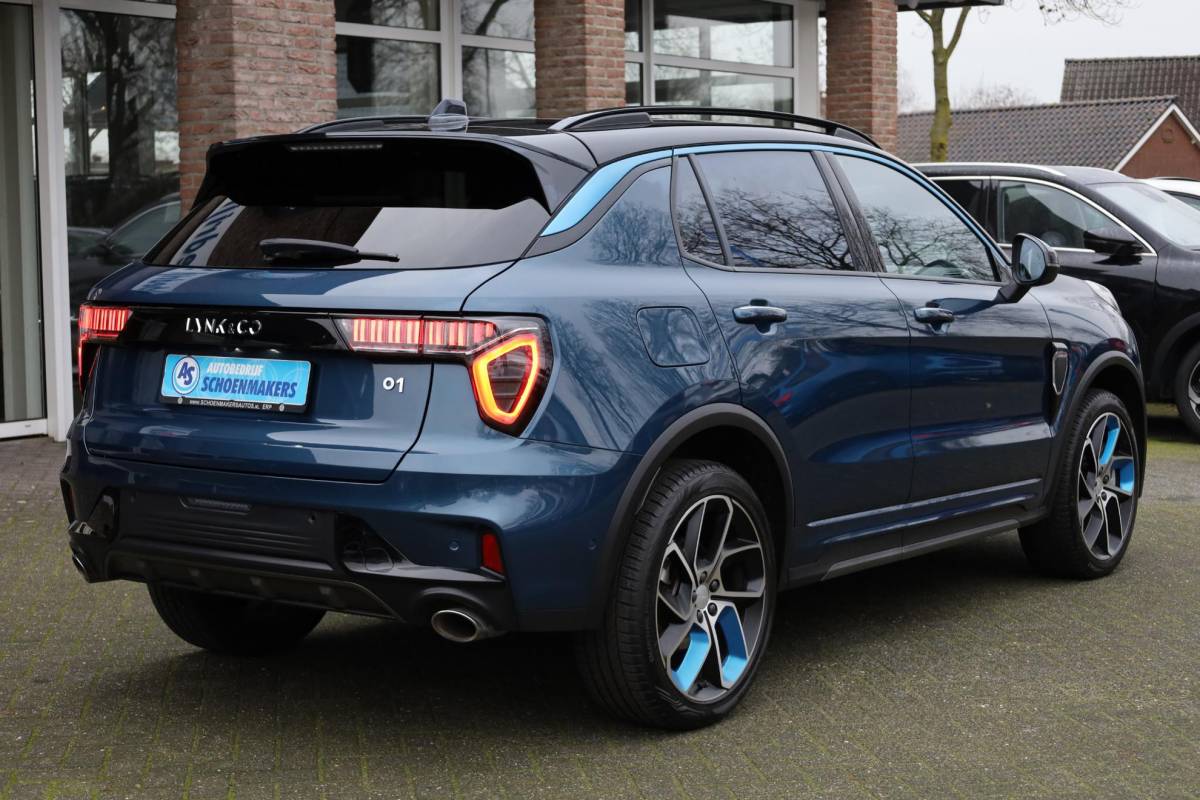 Lynk & Co 01 Lynk & Co 01 1.5 MY23! ZWARTE-HEMEL ROLHOES MY23 360-CAMERA PANO/SCHUIF INFINITY DAB NAVI CARPLAY STOELVERWARMING ELEK.ACHTERKLEP 20″LMV