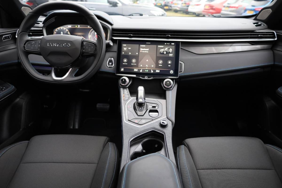Lynk & Co 01 Lynk & Co 01 1.5 MY23! ZWARTE-HEMEL ROLHOES MY23 360-CAMERA PANO/SCHUIF INFINITY DAB NAVI CARPLAY STOELVERWARMING ELEK.ACHTERKLEP 20″LMV