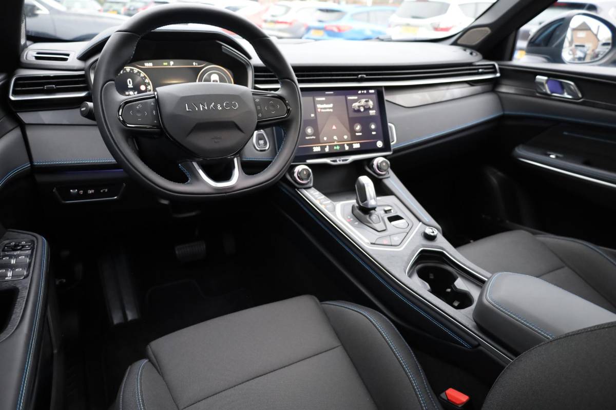 Lynk & Co 01 Lynk & Co 01 1.5 MY23! ZWARTE-HEMEL ROLHOES MY23 360-CAMERA PANO/SCHUIF INFINITY DAB NAVI CARPLAY STOELVERWARMING ELEK.ACHTERKLEP 20″LMV