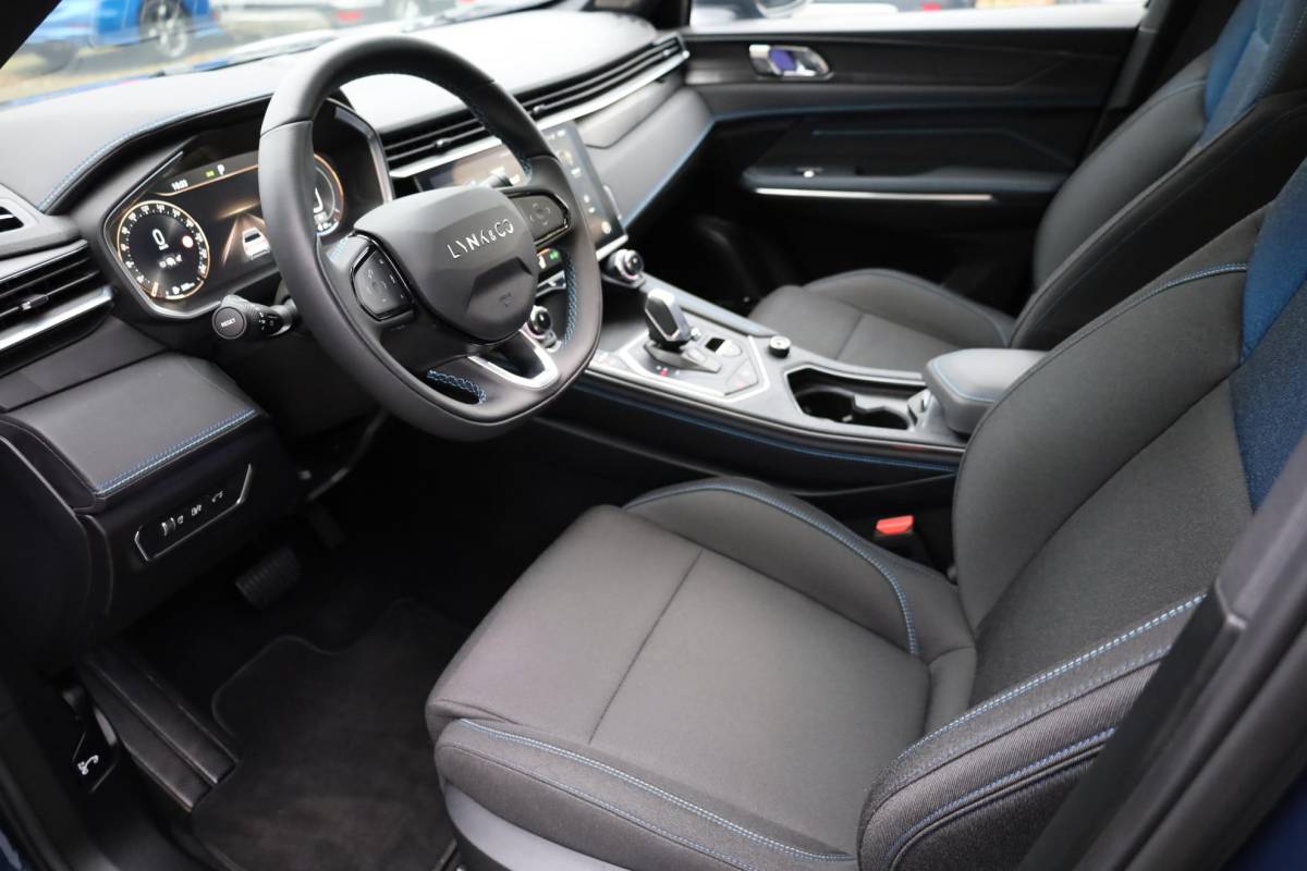 Lynk & Co 01 Lynk & Co 01 1.5 MY23! ZWARTE-HEMEL ROLHOES MY23 360-CAMERA PANO/SCHUIF INFINITY DAB NAVI CARPLAY STOELVERWARMING ELEK.ACHTERKLEP 20″LMV
