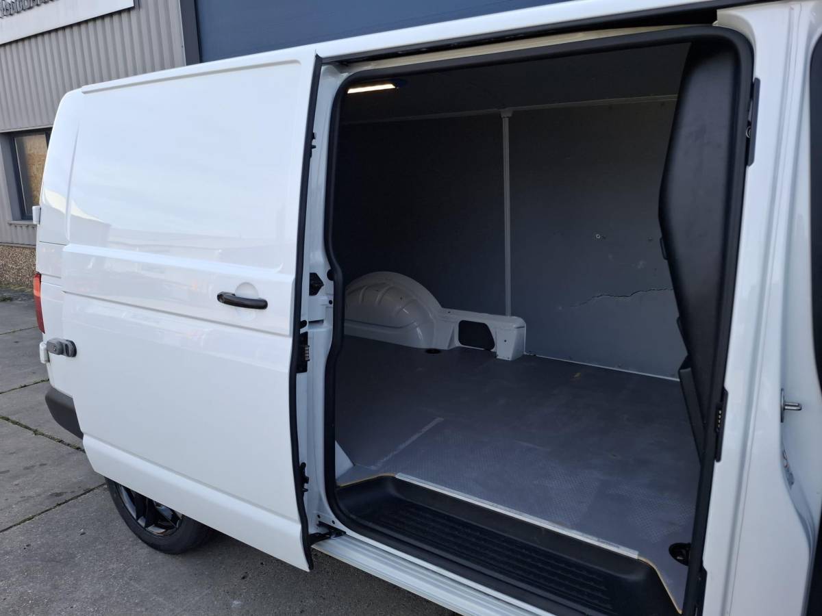 Volkswagen Transporter Volkswagen Transporter 2.0 TDI L2H1 30 Comfortline CARPLAY / L2H1 / CRUISE CONTROLE / AIRCO / EURO 6