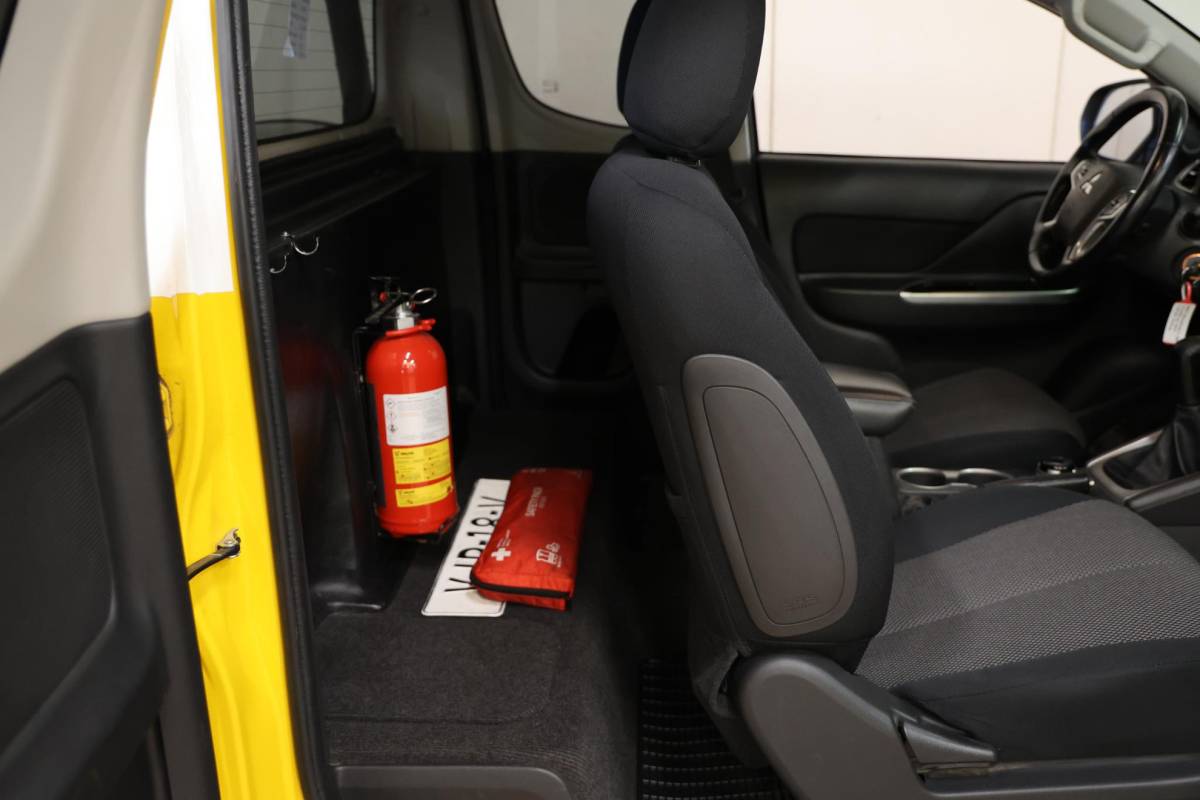 Mitsubishi L200 Mitsubishi L 200 2.2 DI-D Club Cab Intense 4X4 4WD TREKHAAK