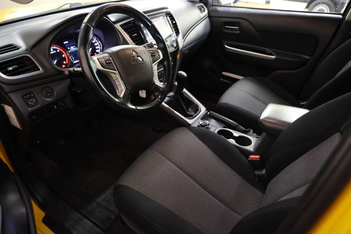 Mitsubishi L200 Mitsubishi L 200 2.2 DI-D Club Cab Intense 4X4 4WD TREKHAAK