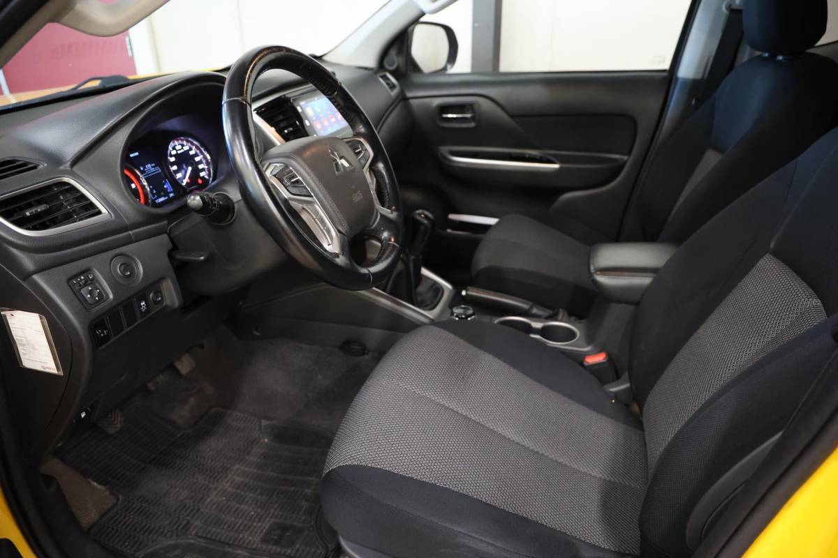 Mitsubishi L200 Mitsubishi L 200 2.2 DI-D Club Cab Intense 4X4 4WD TREKHAAK