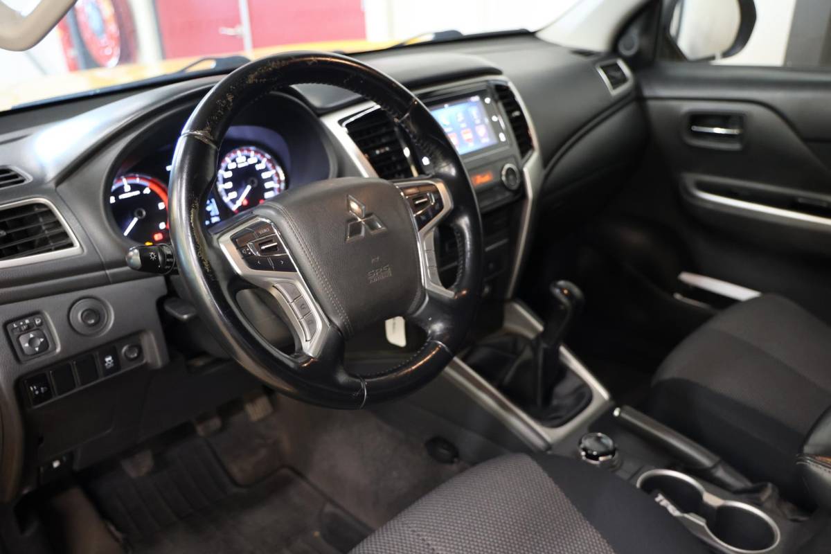 Mitsubishi L200 Mitsubishi L 200 2.2 DI-D Club Cab Intense 4X4 4WD TREKHAAK