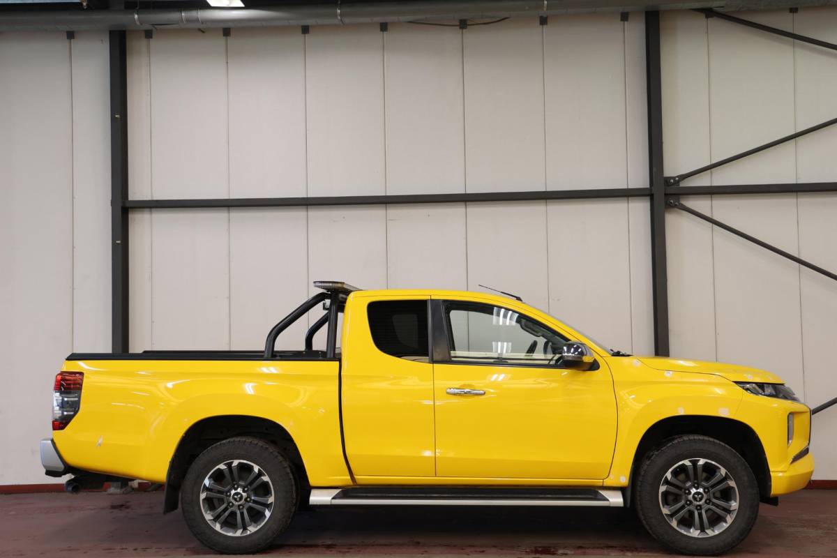 Mitsubishi L200 Mitsubishi L 200 2.2 DI-D Club Cab Intense 4X4 4WD TREKHAAK