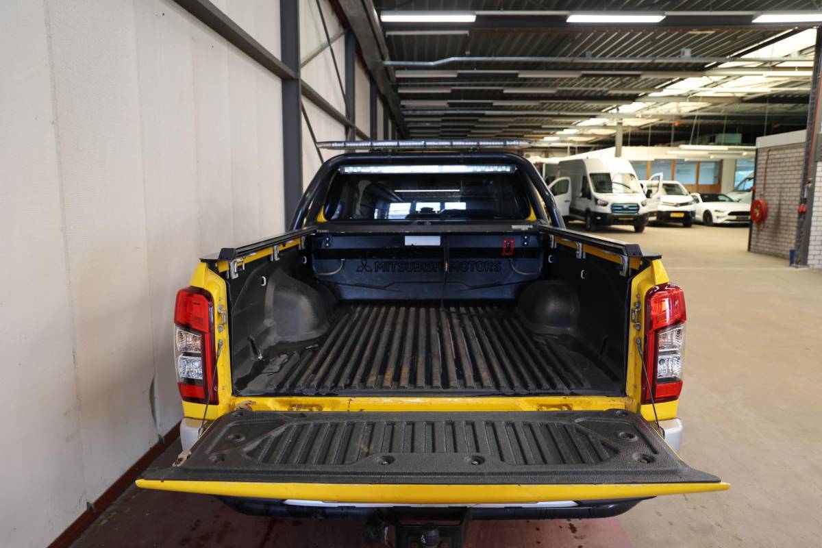 Mitsubishi L200 Mitsubishi L 200 2.2 DI-D Club Cab Intense 4X4 4WD TREKHAAK