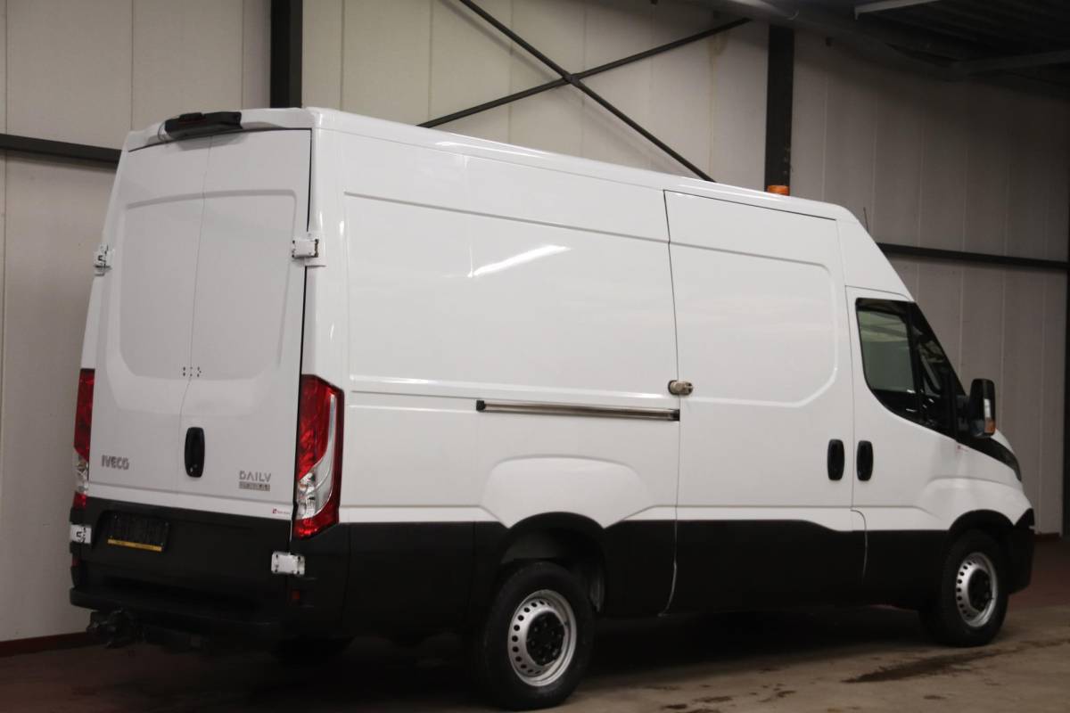 Iveco Daily Iveco Daily 35S14V AUTOMAAT L2H2 3500KG TREKVERMOGEN