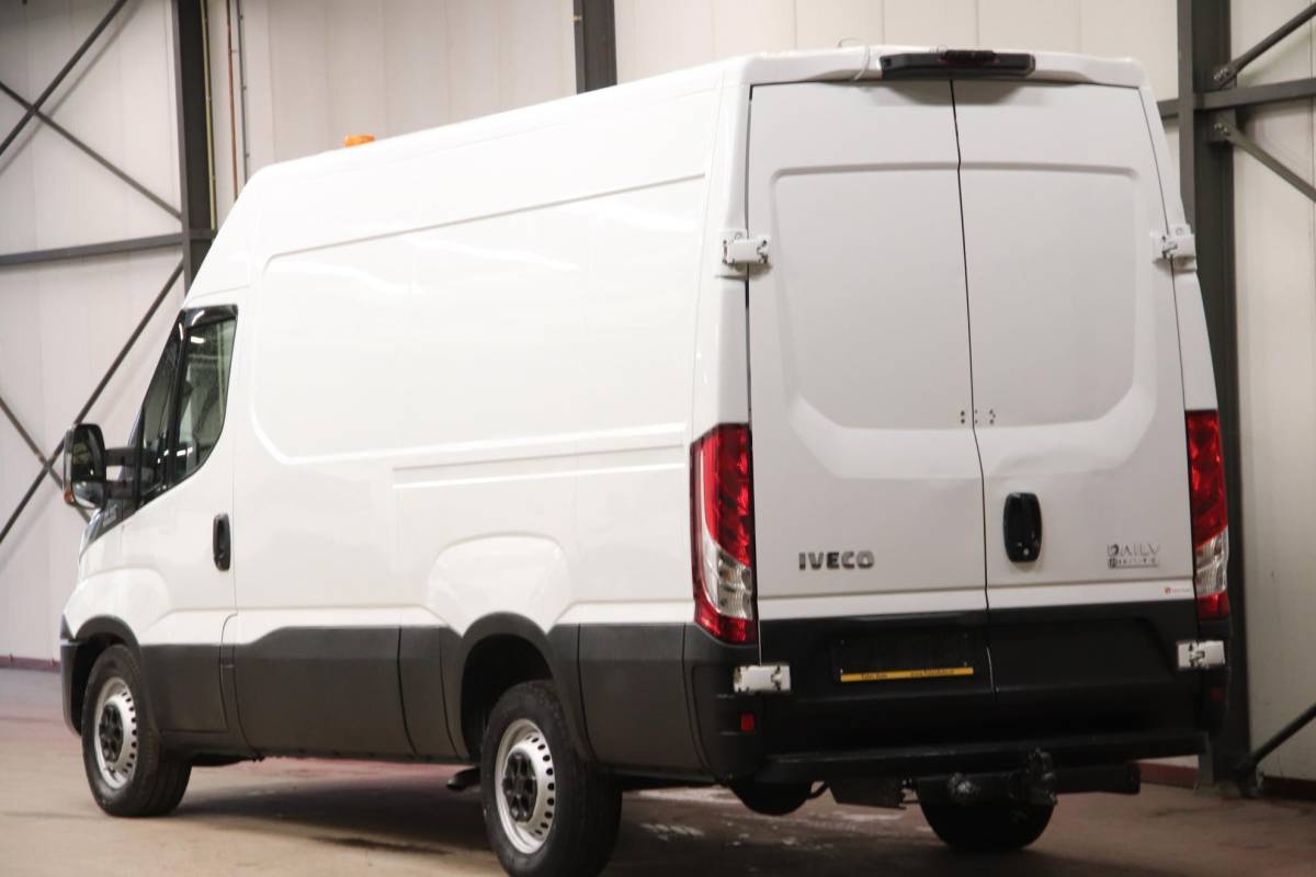 Iveco Daily Iveco Daily 35S14V AUTOMAAT L2H2 3500KG TREKVERMOGEN