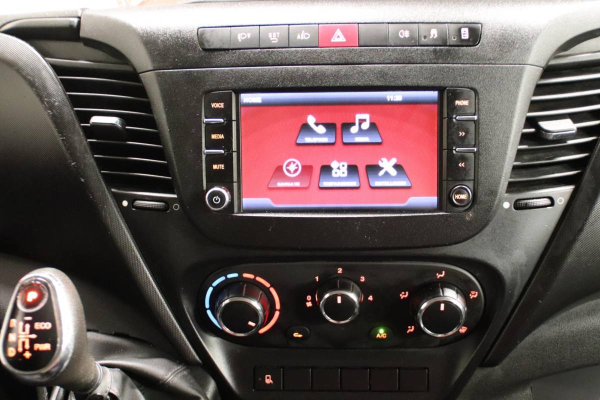 Iveco Daily Iveco Daily 35S14V AUTOMAAT L2H2 3500KG TREKVERMOGEN