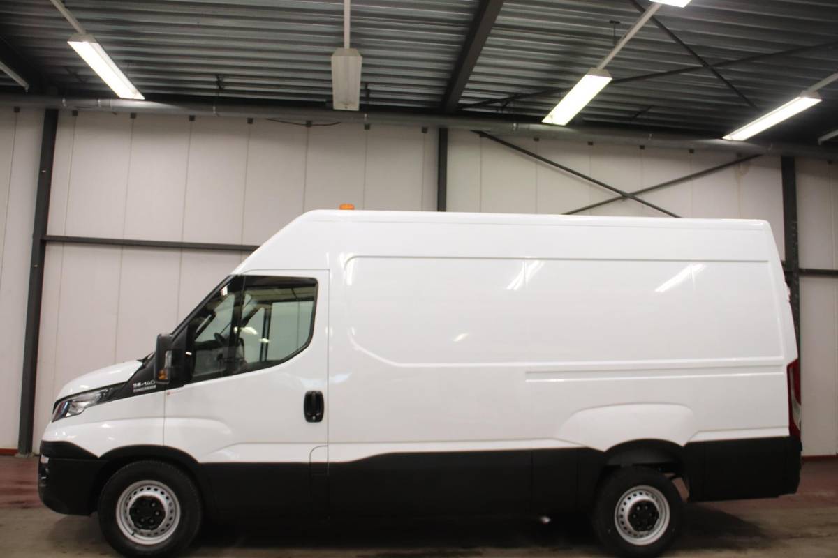 Iveco Daily Iveco Daily 35S14V AUTOMAAT L2H2 3500KG TREKVERMOGEN