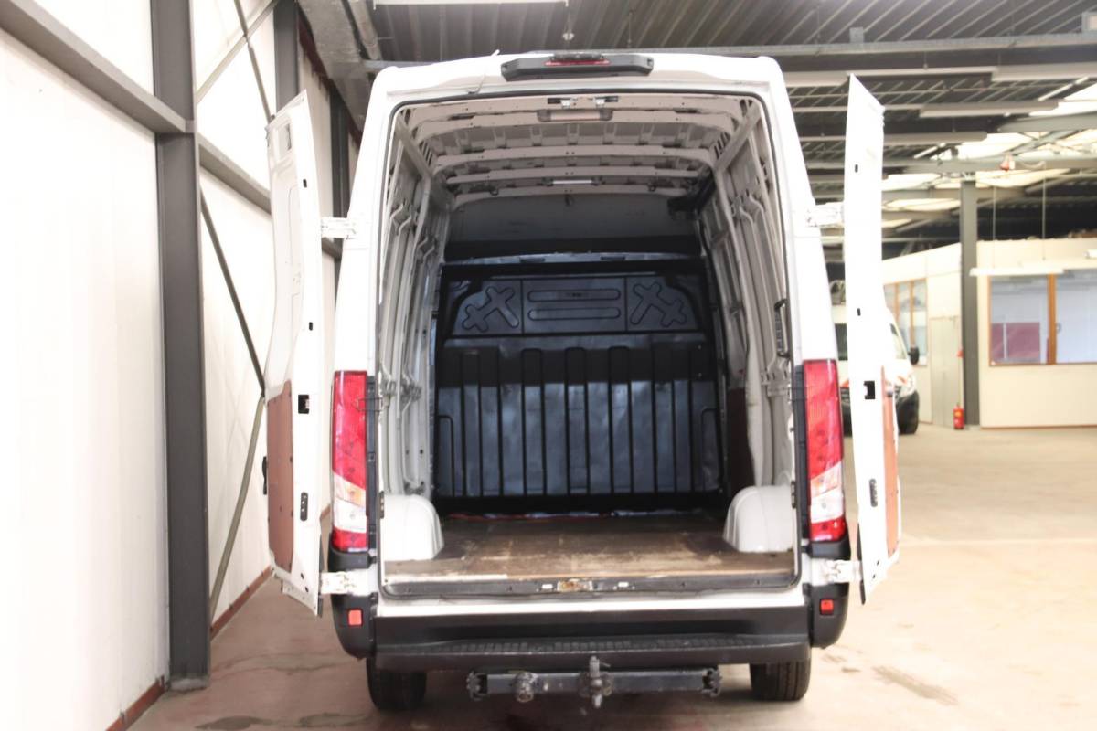 Iveco Daily Iveco Daily 35S14V AUTOMAAT L2H2 3500KG TREKVERMOGEN