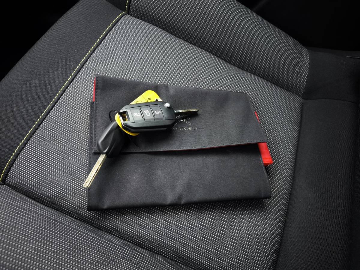 Citroën C3 Citroen C3 1.2 PureTech Shine Apple CarPlay & Android Auto | Stoelverwarming | Bi-Tone