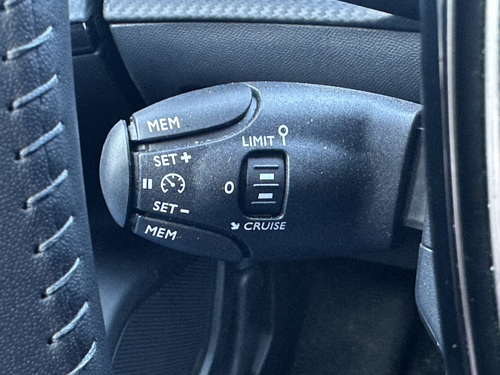 Peugeot 2008 Peugeot 2008 1.2 Allure | Sensoren V+A | CarPlay |