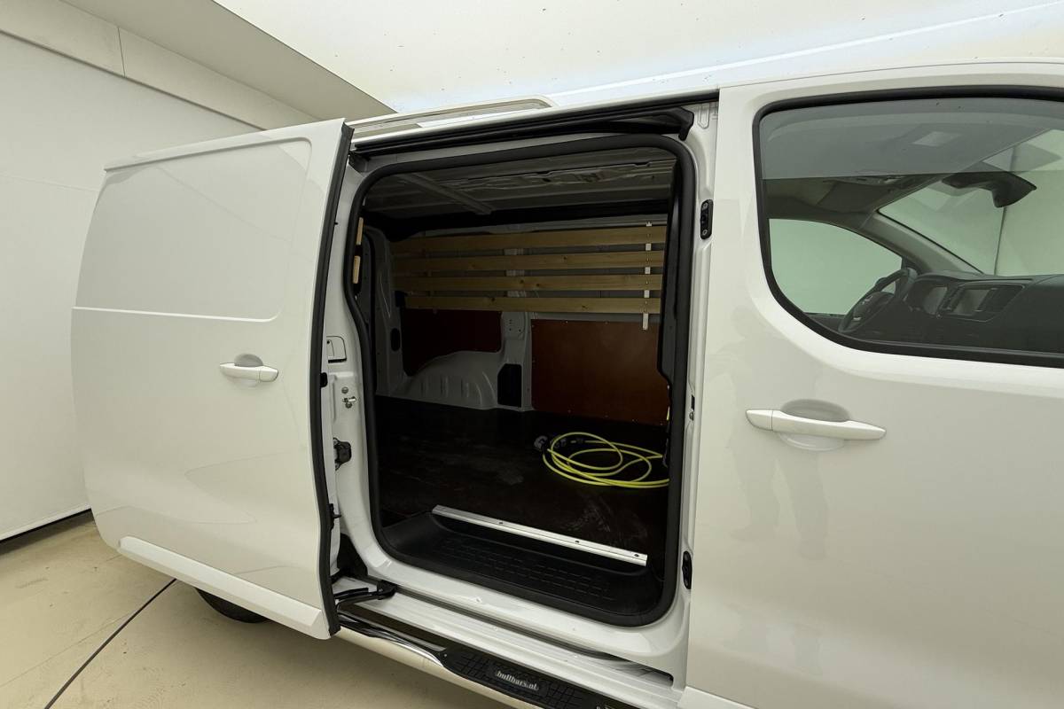 Opel Vivaro-e Opel Vivaro-e L2H1 Innovation 75 kWh | Navigatie pakket | Climate Control | Camera achter | Apple Carplay/Android Auto | Elektrisch inklapbare spiegels | Laadruimte betimmering