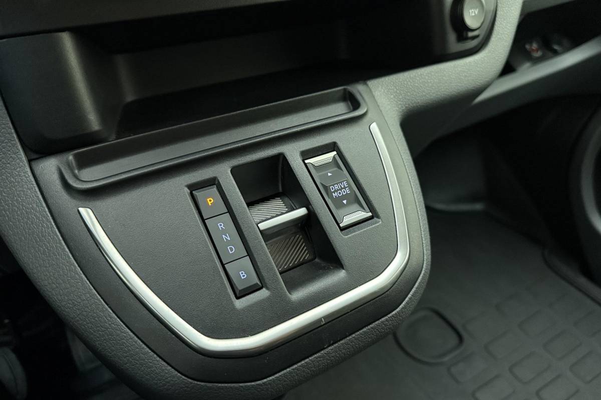 Opel Vivaro-e Opel Vivaro-e L2H1 Innovation 75 kWh | Navigatie pakket | Climate Control | Camera achter | Apple Carplay/Android Auto | Elektrisch inklapbare spiegels | Laadruimte betimmering