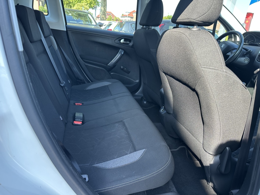 Peugeot 2008 Peugeot 2008 1.2 Active | Navi | CarPlay | Cruise Control |