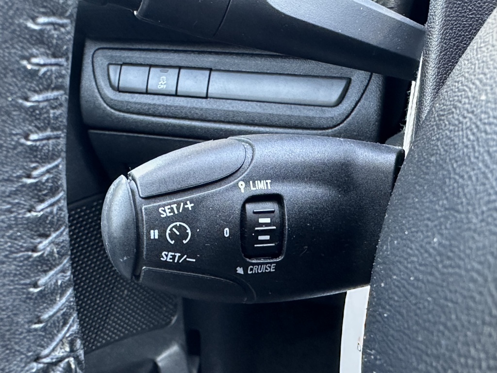 Peugeot 2008 Peugeot 2008 1.2 Active | Navi | CarPlay | Cruise Control |