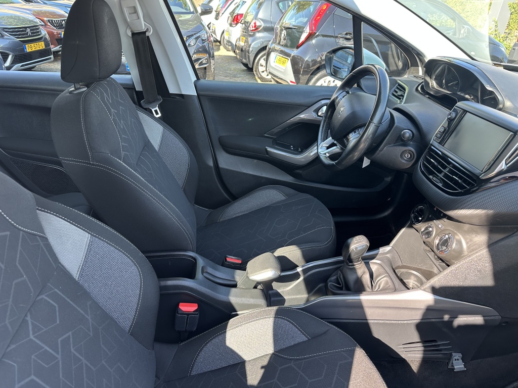 Peugeot 2008 Peugeot 2008 1.2 Active | Navi | CarPlay | Cruise Control |